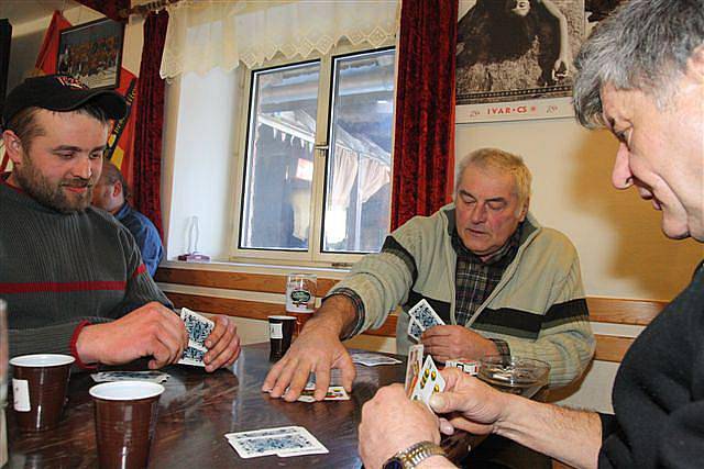 Oblíbenou karetní hru nezničilo ani zrušení desetníků, ani současná konkurence pokeru.