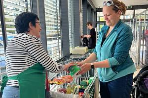 Sbírka potravin a její jarní kolo 2024 v jihlavských supermarketech.