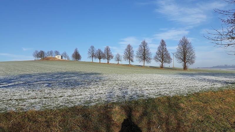 Víkendové počasí v půli ledna vyloženě vybízelo k procházkám. Slunné počasí nabízelo krásné scenérie. Zde kolem Hodic.