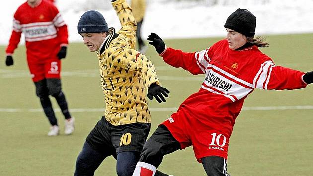 Fotbalisté Janovic (vlevo Petr Barák) na zápas v Havlíčkově Brodě rádi vzpomínat nebudou. Domů se vraceli s osmigólovým výpraskem.