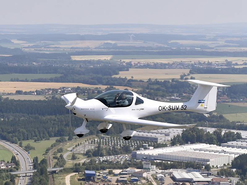 Ve svých dva a sedmdesáti letech je Zdeněk Duffek nadále aktivním pilotem, létání je jeho vášní už od dětství.