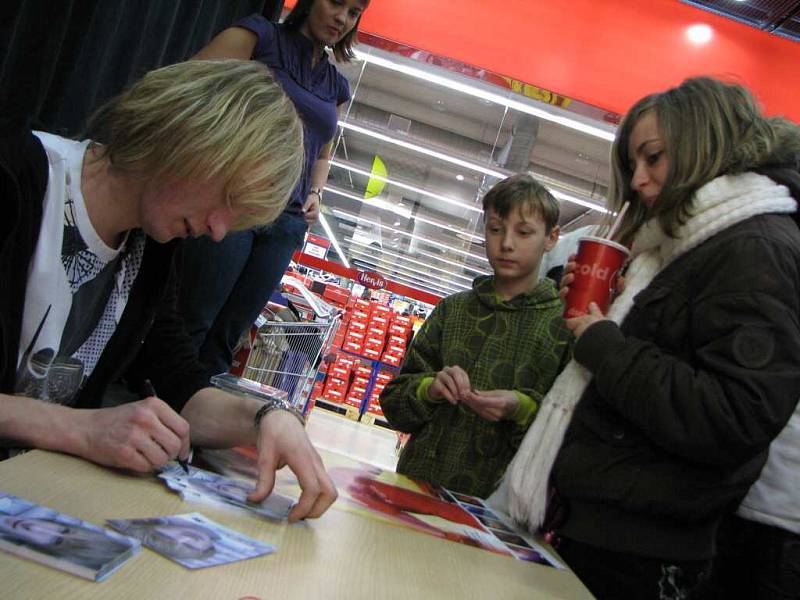 Vítěz třetí řady soutěže Česko hledá superstar Zbyněk Drda zazpíval v sobotu v jihlavském City Parku, fanouškům  se také podepsal na autogramiádě