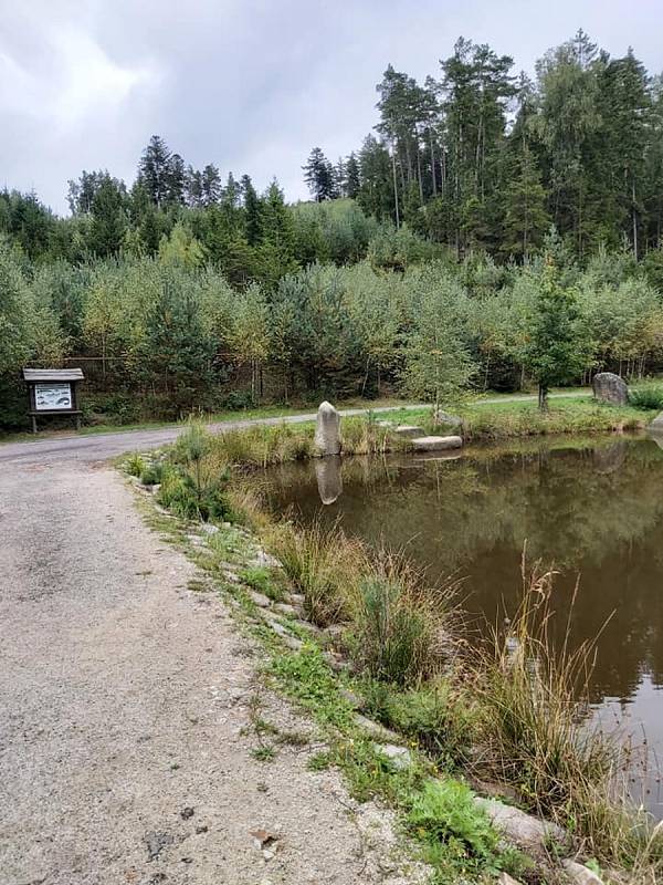 Rozhledna u Jakuba poblíž Valtínova v České Kanadě nabízí návštěvníkům také vycházku k zajímavé kaskádě rybníků zakončenou u skalního útvaru nazvaného Ďáblova prdel.