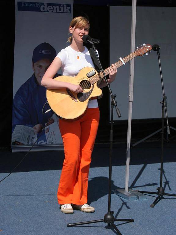 Zazpívala i známá folková písničkářka Žofka Kabelková.