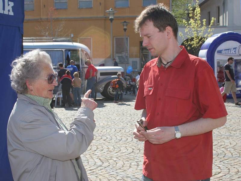 Šéfredaktor jihlavského Deníku Petr Šmergl v rozhovoru s obyvatelkou Třeště.