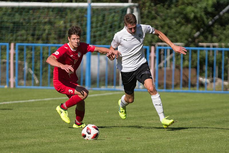 Fotbalové dresy na Vysočině: HFK Třebíč a FK Pelhřimov.