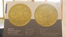 Na závěr slavnostní prezentace zlaté mince předal guvernér České národní banky Jiří Rusnok jednu z nich primátorce Jihlavy Karolíně Koubové.