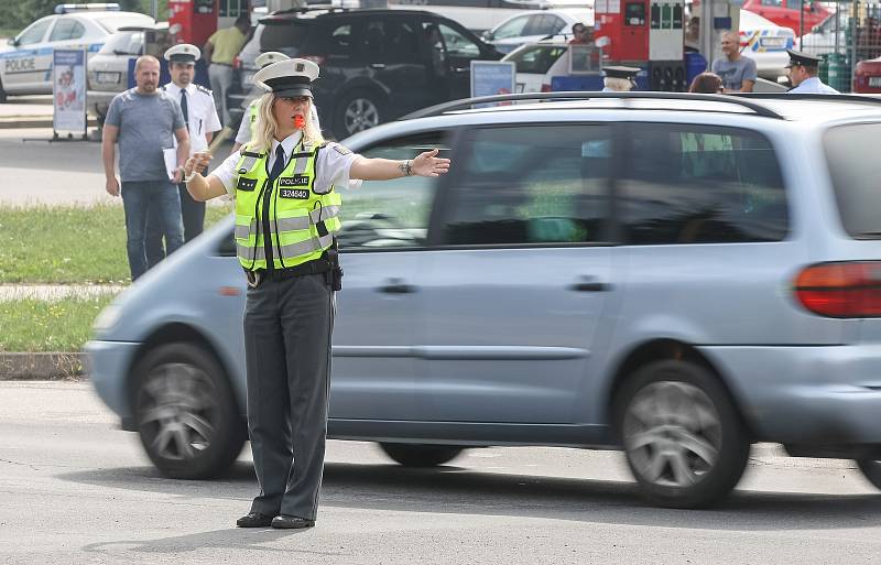 Dopravní policisté soutěžili v řízení křižovatky a zručnosti ovládání služebního vozidla.