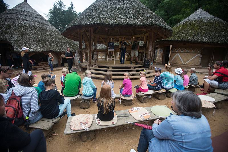 Křest jednoho z mladých irbisů, který dostal jméno Nix (latinsky sníh) v ZOO Jihlava.