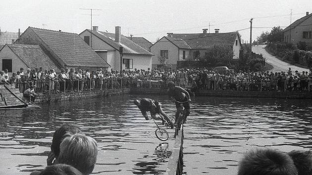 Tradiční a oblíbená zábava v Lovětíně, místní části Batelova. Překonávání lávky.