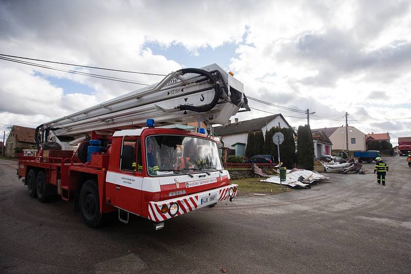 Vichřice Sabine poškodila 10. února 2020 několik střech v Rohozné na Jihlavsku.