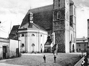 Farní kostel svatého Jakuba Většího v záběru od severozápadu před rokem 1900.
