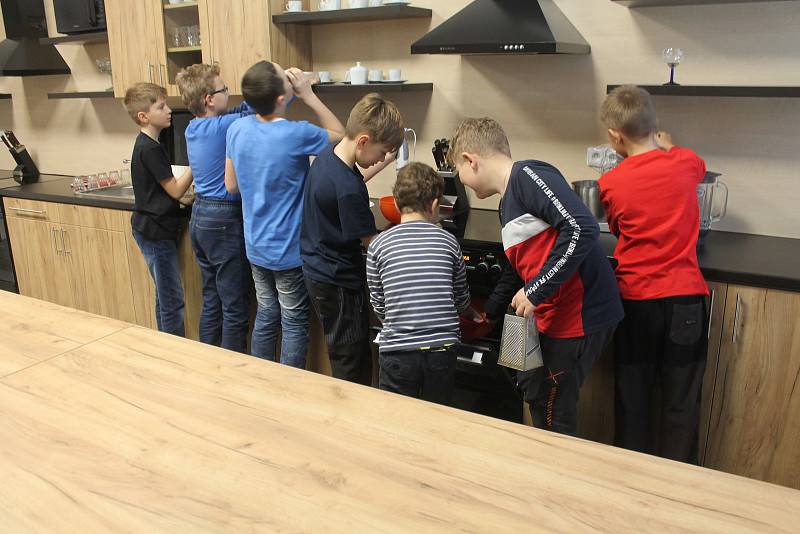 Žáci základní školy už jsou v kuchyňce jako doma.