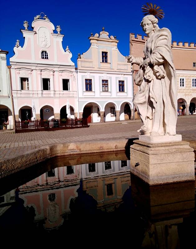 Telčské zrcadlení. Historické město je obklopené vodou prakticky ze všech stran. Podívejte se, jak vypadá v odraze.