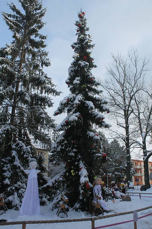 Výzdoba v ulici Leoše Janáčka se tradičně mění podle ročního období. Vánoční je letos i se sněhem.