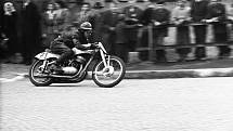 Motocyklový závod v krajské Jihlavě v roce 1954. V něm se představily ty největší hvězdy českého motocyklového sportu.