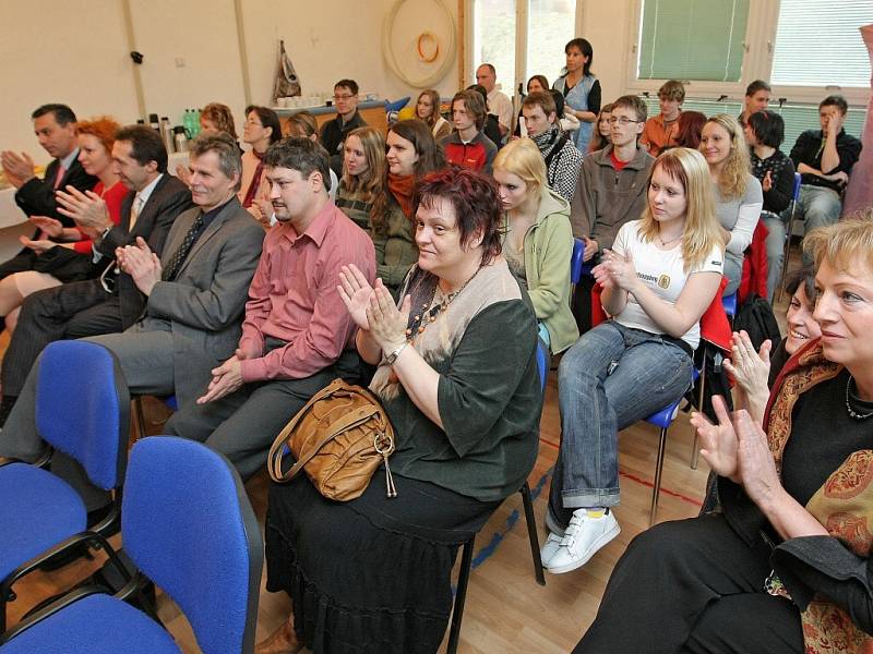 Dnes - ve čtvrtek 14. února – byl občanskému sdružení Kamínek předán šek na 59 005 korun. Součástí akce bylo i hudební vystoupení dětí nebo přehlídka gymnastek.