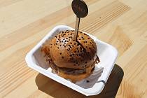 Z nabídky desítek více či méně tradičních burgerů si mohli vybrat návštěvníci jihlavského Burger festivalu.