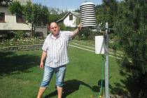 Petr Janoušek už několik let spolupracuje s ČHMÚ. Na jeho zahradě se měří teploty, srážky a další meteorologické jevy.