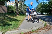 Jaroslav Pustina předvedl, jak obtížné je dostat se s chodítkem na chodník.