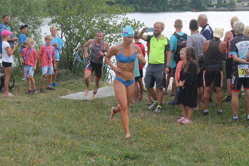 K rybníku na Pávově dřív jezdila snad celá Jihlava, poslední roky je tam liduprázdno. Jihlavský triatlon tam však dokáže přilákat slušný počet plavců včetně davu diváků.