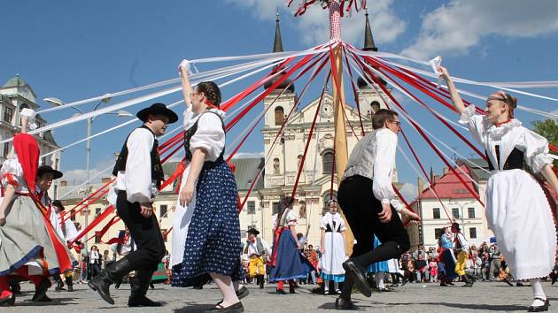 Na jihlavském Masarykově náměstí letos stojí májka vůbec poprvé. V sobotu pentle na máji navíc zapletli tanečníci z folklorních souborů.