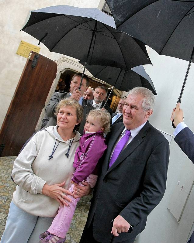 Poslední zastávkou prvního návštěvního dne bylo město Polná. Po setkání s občany za vytrvalého deště následovala prohlídka nově zrekonstruované synagogy a Rabínského domu.