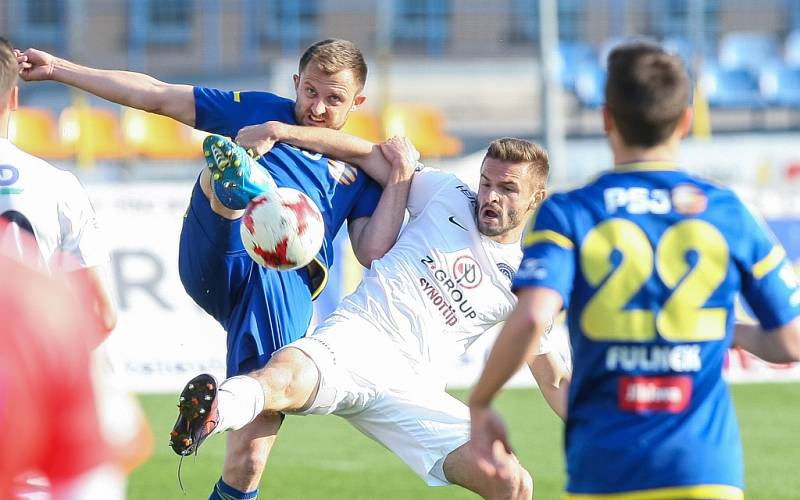 Jihlavští fotbalisté ani po reprezentační přestávce nepřesvědčili. V sobotním duelu proti Slovácku předvedli hodně matný výkon a po bezbrankové remíze ještě hlouběji zabředli do sestupového bahna.