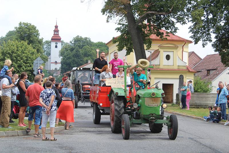 Spanilé jízdy Kamenicí se účastní každý rok více a více traktorů. Při letošním pátém ročníku jich už bylo kolem devadesátky.