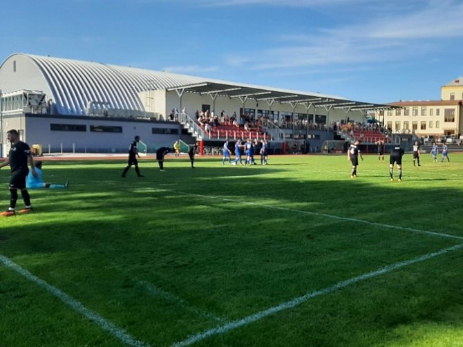 Po rekonstrukci trávníku se vrátili fotbalisté SK Telč v šestém kole 1. B třídy na svůj stadion. Hned při domácí premiéře zdolali Sokol Lučice (v černém) jasně 6:0, v kanonádách před vlastními diváky pokračovali i ve zbytku podzimu.