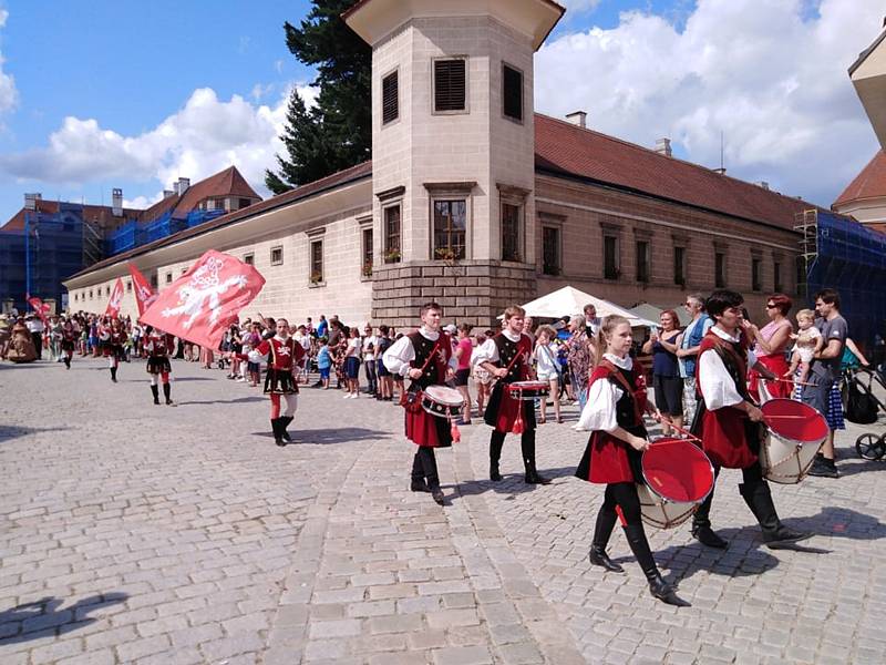 Sobotní část Historických slavností Zachariáše z Hradce a Kateřiny z Valdštejna v Telči přinesla bohatý program. Hlavní částí byl historický průvod.