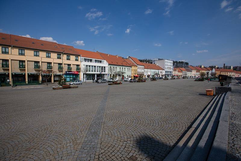 Karlovo náměstí v Třebíči při omezení pohybu z důvodu šíření koronaviru.