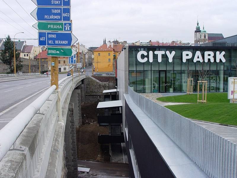 Takto vypadalo v pondělí 17. listopadu okolí City Parku. Spoustu práce zbývá ještě udělat ve směru k ulici U Dlouhé stěny. 