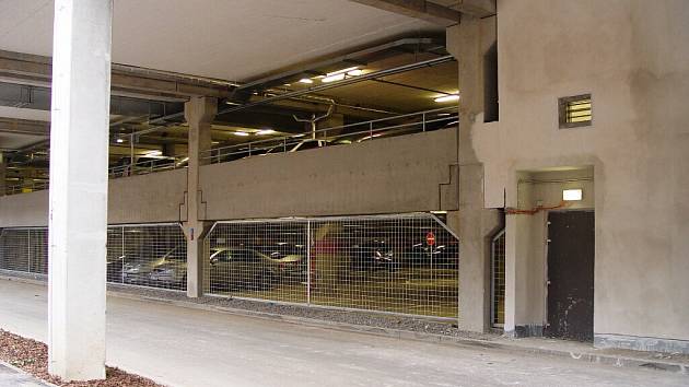 Jihlavské obchodní centrum City-Park má dvě podlaží parkovacích stání. 