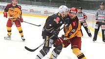 Jihlavští hokejisté touží po úspěchu v semifinále play-off, Chomutov (v tmavém) však hned v úvodních dvou zápasech potvrdil roli favorita série.