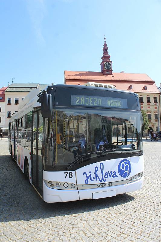 Festivalový trolejbus je zpět, akreditovaní návštěvníci Ji.hlavy v něm budou jezdit zdarma.
