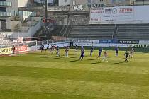 Naposledy se jihlavští fotbalisté (v modrém) představili na Žižkově proti domácí Viktorii v říjnu před dvěma lety. V tehdejším utkání branka nepadla.