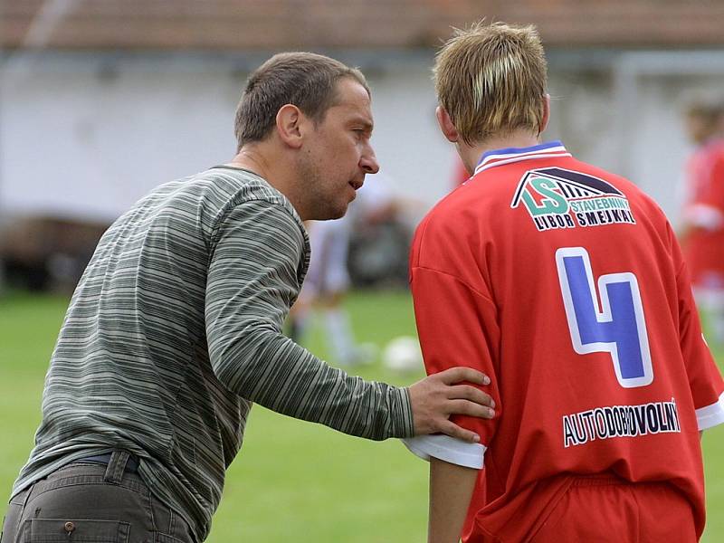 Přivezou body? Fotbalisty Velkého Meziříčí (vlevo trenér Miroslav Karpíšek v rozhovoru se svým svěřencem Tomášem Galiou) čeká podruhé za sebou derby na hřišti soupeře.  