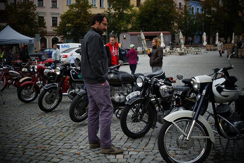 Po Jihlavsku se projížděla veteránská auta a motorky.