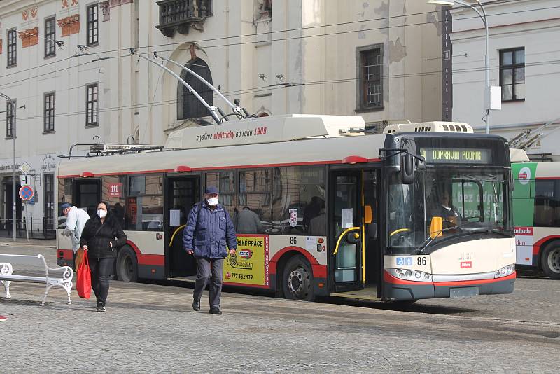 Cestující v jihlavské MHD mají od čtvrtka 25. února novou povinnost - používat respirátory nebo dvě roušky.