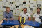 Na dotazy novinářů odpovídali (zleva) sportovní ředitel FC Vysočina Jihlava Lukáš Vaculík, trenér Aleš Křeček a středopolař Matúš Lacko.
