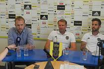 Na dotazy novinářů odpovídali (zleva) sportovní ředitel FC Vysočina Jihlava Lukáš Vaculík, trenér Aleš Křeček a středopolař Matúš Lacko.