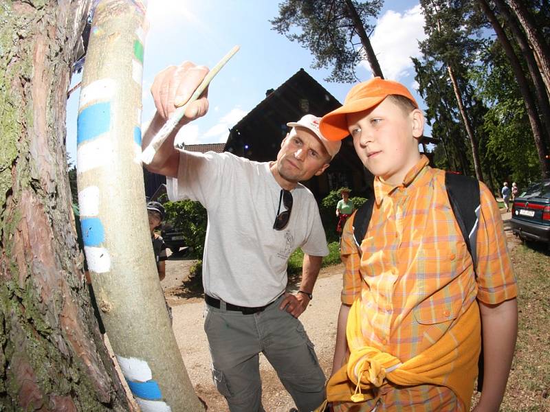 Turisté na Vysočině s obnovou značek začnou, až se oteplí. Barva by jim teď totiž mohla začít stékat. Také čekají, až bude více zeleno.