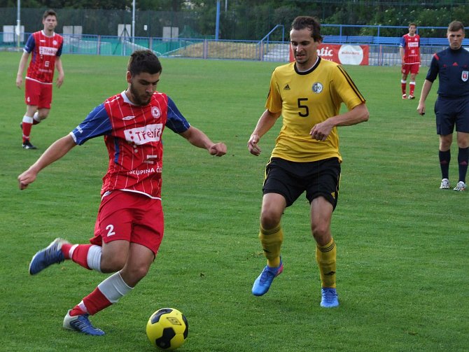 Vladislav (ve žlutém) ve svém posledním zápase I. A třídy uhrála bod v Třebíči a příští sezonu bude hrát už jen okresní přebor.