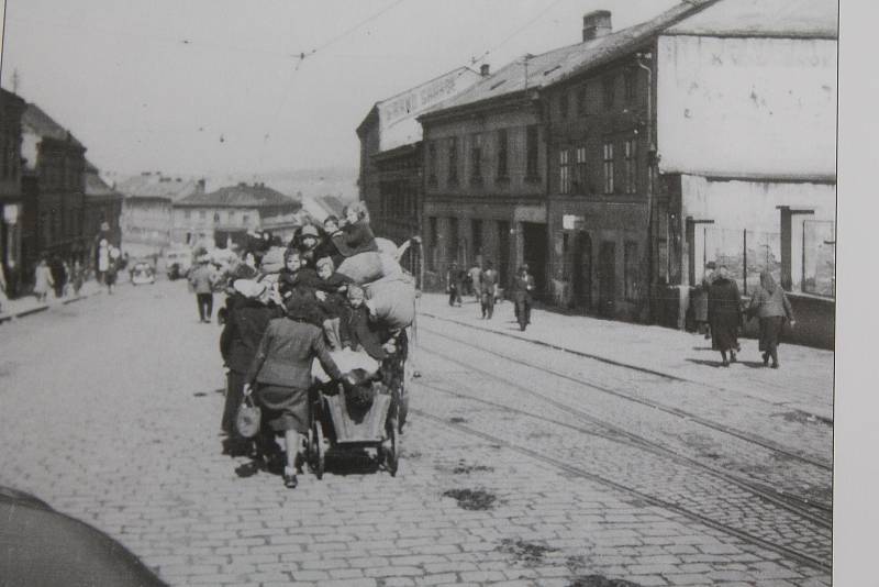 Němci byli po konci války z města vyhnáni, podle Viléma Wodáka tím Jihlava utrpěla. Reprofoto: Jihlava pod hákovým křížem