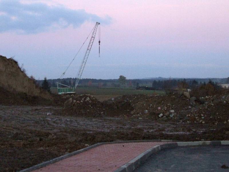 A vedle nové haly je již vidět jeřáb. Tam je staveniště, na kterém má vyrůst další hala v logistickém centru D1 Jihlava. Ponese název E1 a bude ležet u silnice vedoucí od penzionu Tři věžičky do obce Střítež.