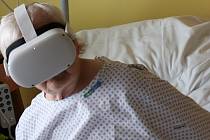 Brýle virtuální reality nabízejí dobrovolníci na několika odděleních.
