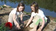 Dcery Edity Melicharové si hrají na hrázi rybníka.