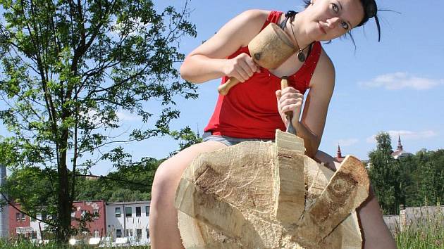 Kateřina Kratochvílová (na snímku) zatím má hotové jen nožičky. Výsledkem bude beruška na zádech.