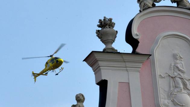 Do Telče kvůli nepřízni počasí přiletěl vrtulník se zpožděním.